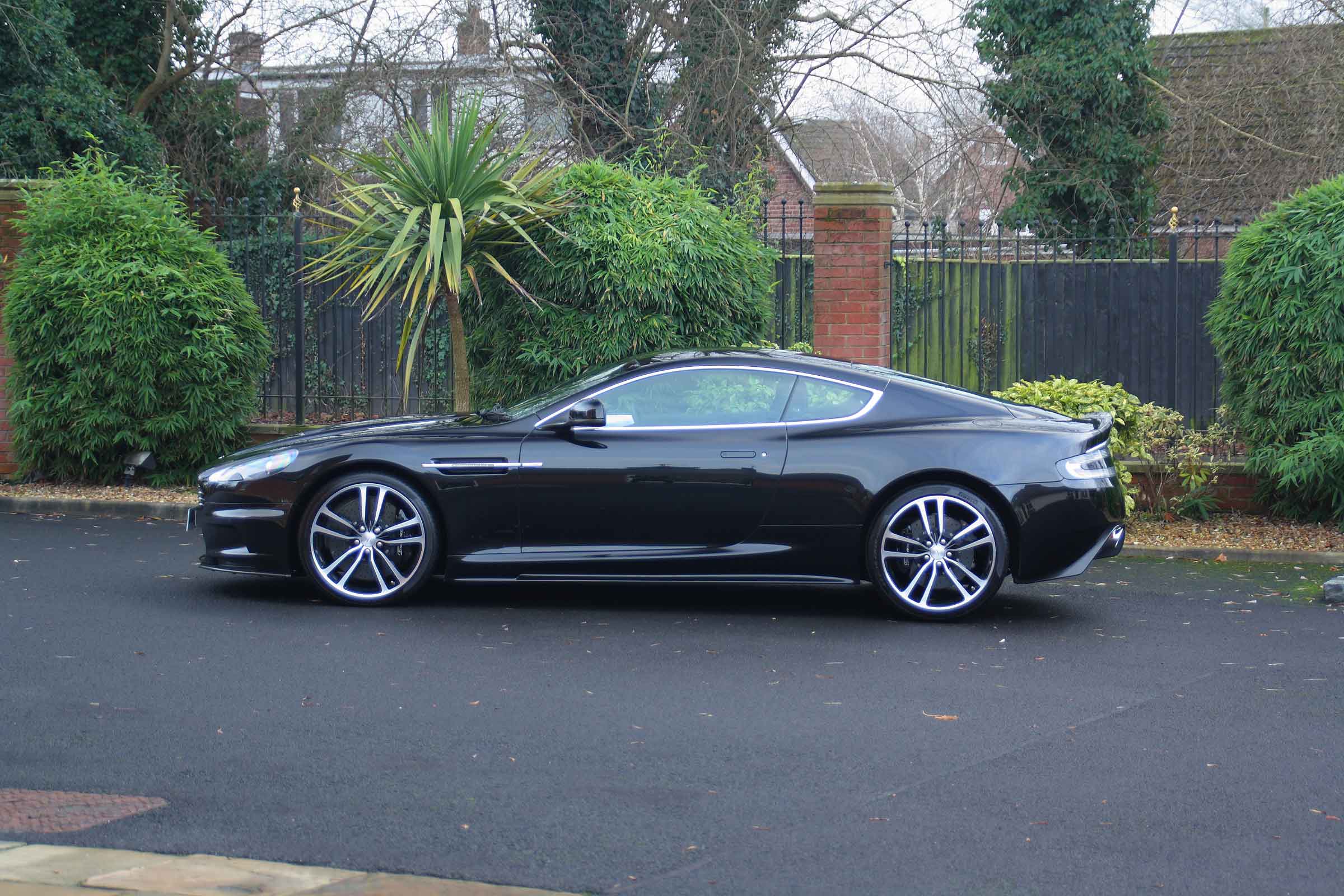 Aston Martin DBS Carbon Black - Limited Edition