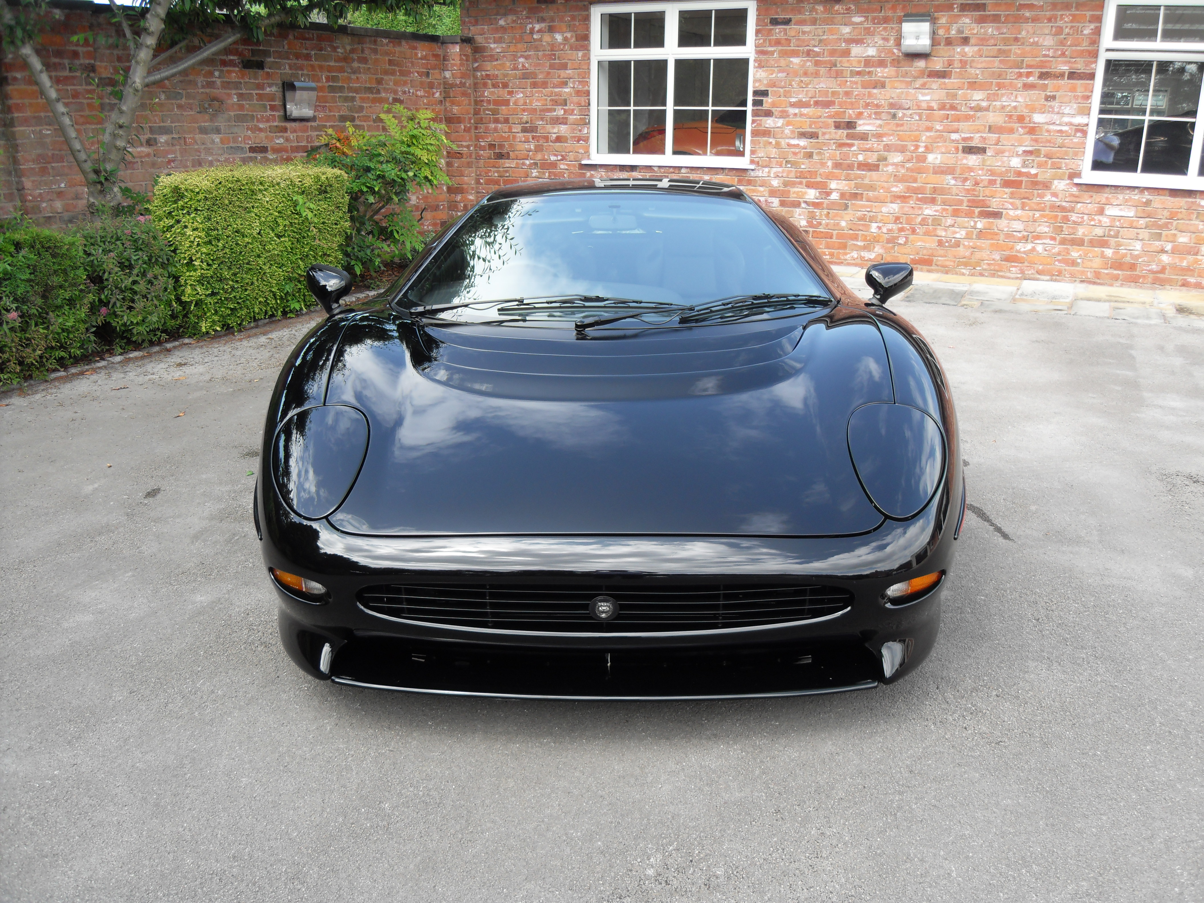 Jaguar XJ220