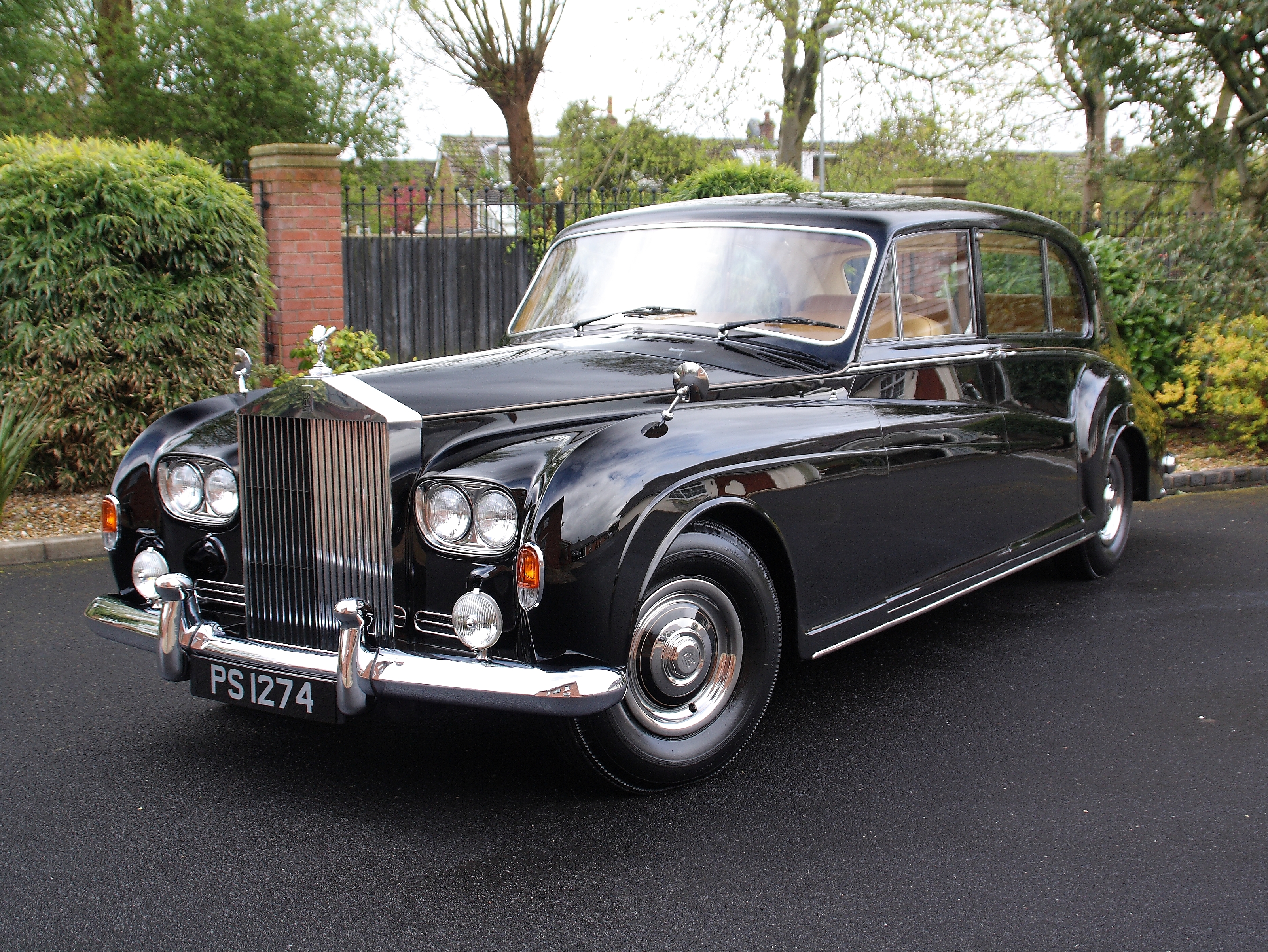RollsRoyce Phantom 2023 ra mắt Tản nhiệt phát sáng nhiều tùy chọn mới  cho giới siêu giàu  Tuổi Trẻ Online