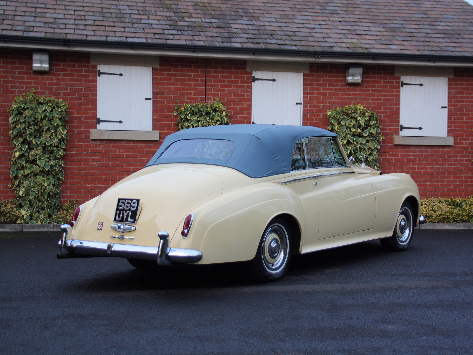 Rolls Royce Silver Cloud II Drophead Coupe by H.J. Mulliner
