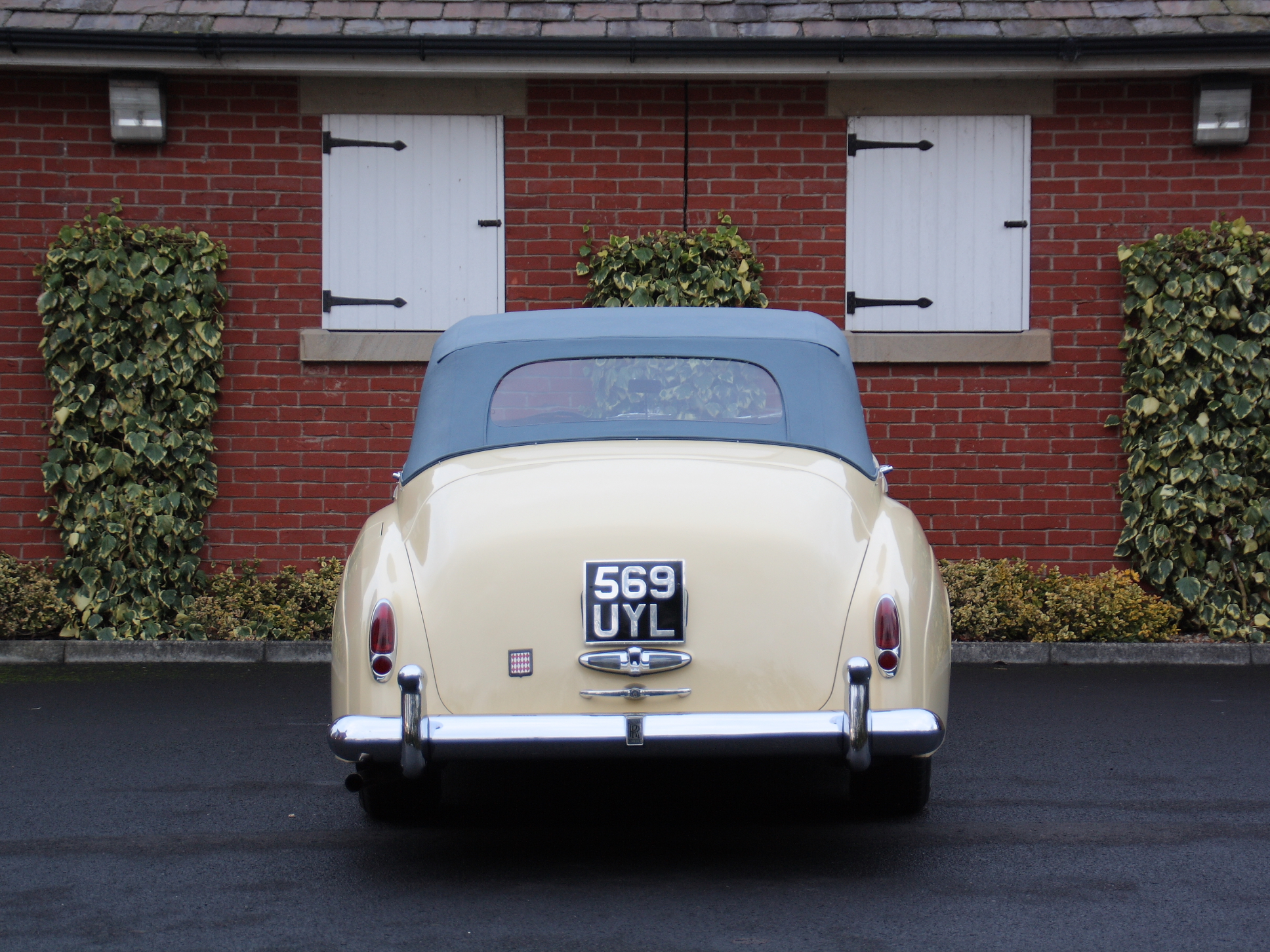 Rolls Royce Silver Cloud II Drophead Coupe by H.J. Mulliner