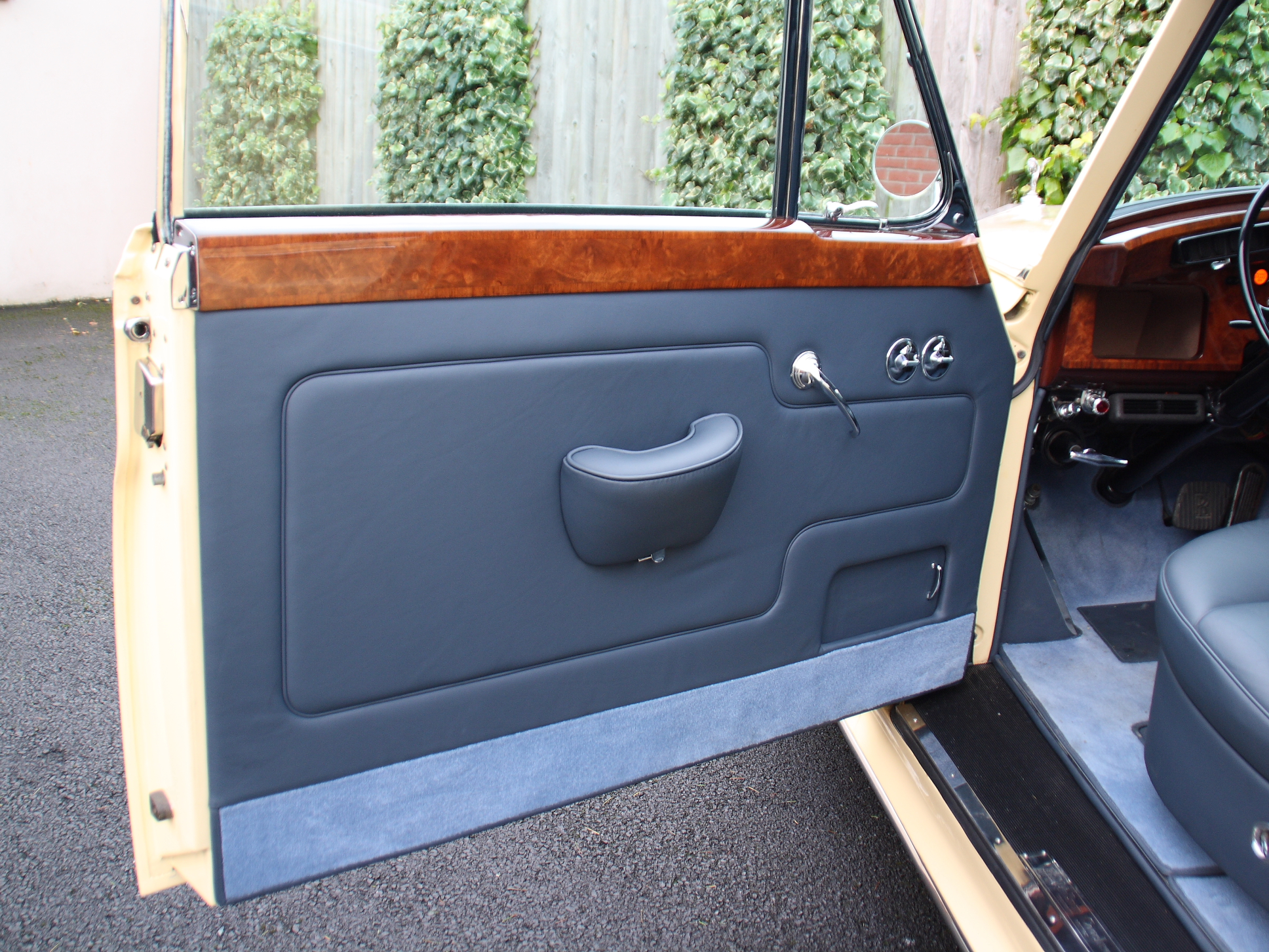 Rolls Royce Silver Cloud II Drophead Coupe by H.J. Mulliner