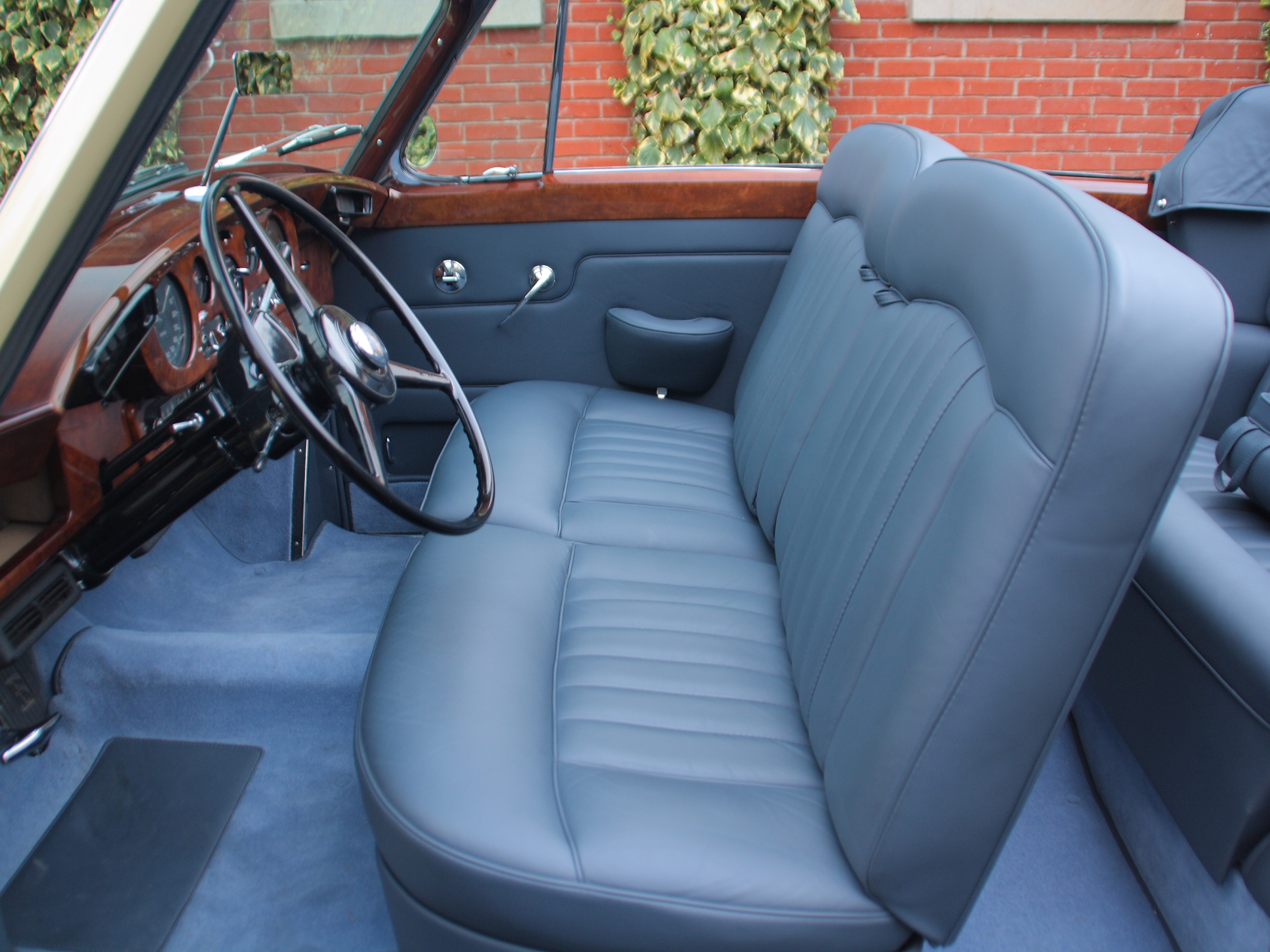 Rolls Royce Silver Cloud II Drophead Coupe by H.J. Mulliner