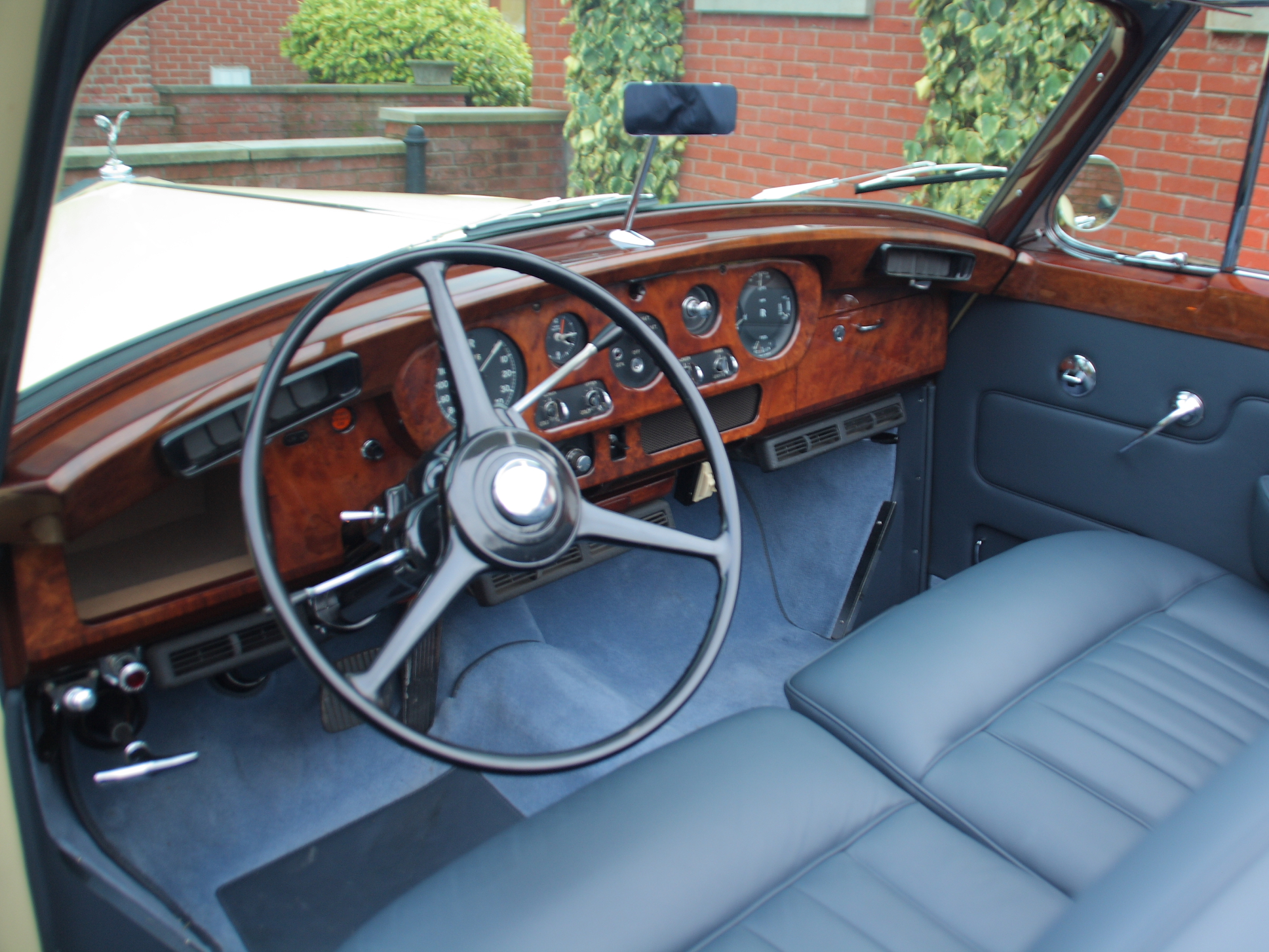 Rolls Royce Silver Cloud II Drophead Coupe by H.J. Mulliner